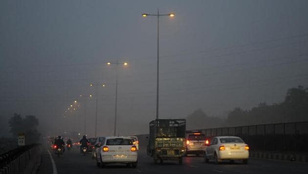 A view of a Gurgaon road engulfed by smog on Wednesday. Toxic haze swathed Delhi-NCR, where pollution readings in some places peaked at 500, the most severe level on the government’s air quality index that measures poisonous particles.(Parveen Kumar/HT Photo)