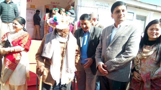 Country’s first voter Shyam Saran Negi casts his vote at Kalpa polling station. (Saurabh Chauhan/HT Photo) Country’s first voter Shyam Saran Negi casts his vote at Kalpa polling station. (Saurabh Chauhan/HT Photo)
