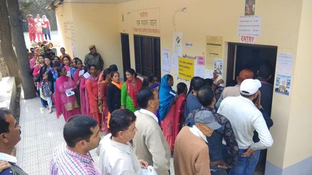 Long queues of voters in Kakarhatti village in Doon constituency on Thursday. (Ravi Kumar/HT)