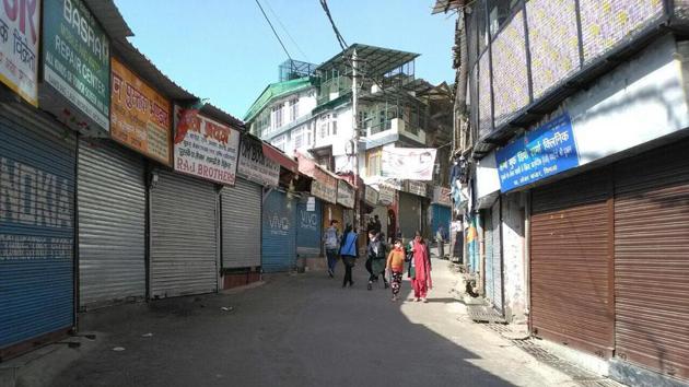 Shimla market wears a deserted look as establishments remain closed due to polling in Himachal Pradesh. (HT Photo)