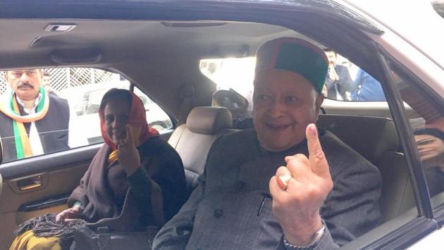 Current Himachal Pradesh chief minister Virbhadra Singh and his wife Pratibha Singh after casting at Rampur in Shimla district on Thursday. (Deepak Sansta/HT)