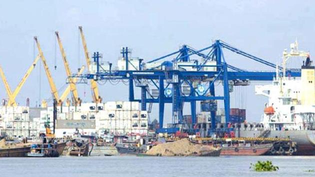 Gadkari wants to divert container traffic from the roads in Mumbai and Thane to the sea. (HT File) Gadkari wants to divert container traffic from the roads in Mumbai and Thane to the sea. (HT File)