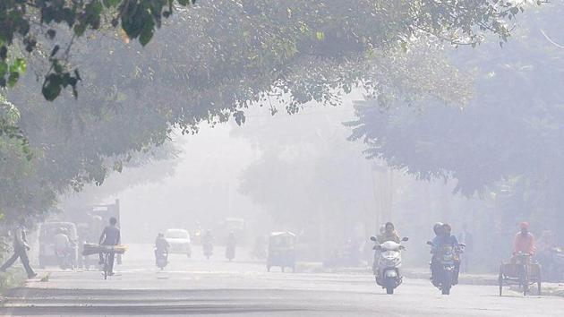 Smog in Mohali on Wednesday noon. A mix of smoke and fog, the phenomenon causes respiratory problems. (Ravi Kumar/HT) Smog in Mohali on Wednesday noon. A mix of smoke and fog, the phenomenon causes respiratory problems. (Ravi Kumar/HT)