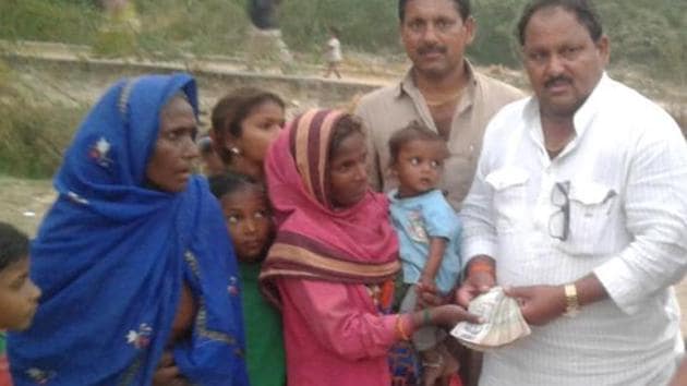 Chairman of Jhinjhak nagar panchayat Raj Kumar Yadav hands over Rs 10,000 to the family of Khazanchi at the behest of SP president Akhilesh Yadav. (HT Photo) Chairman of Jhinjhak nagar panchayat Raj Kumar Yadav hands over Rs 10,000 to the family of Khazanchi at the behest of SP president Akhilesh Yadav. (HT Photo)