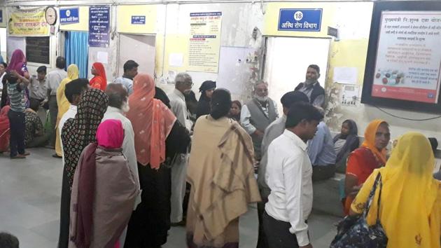 Queues out side doctors’ chambers at a government hospital in Jaipur. (HT Photo)
