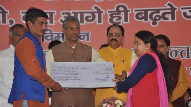 CM Trivendra Singh Rawat gives a cheque to a farmer on the occasion of Uttarakhand’s Foundation Day in Dehradun on Thursday. (Vinay S Kumar/HT) CM Trivendra Singh Rawat gives a cheque to a farmer on the occasion of Uttarakhand’s Foundation Day in Dehradun on Thursday. (Vinay S Kumar/HT)