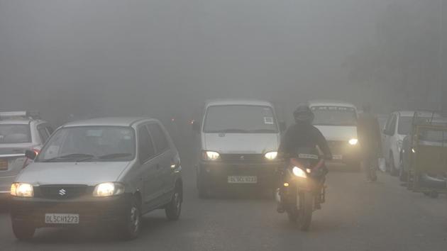Vehicles drive slowly as visibility falls due to smog in Mayur Vihar, New Delhi.(Sushil Kumar/HT File Photo)