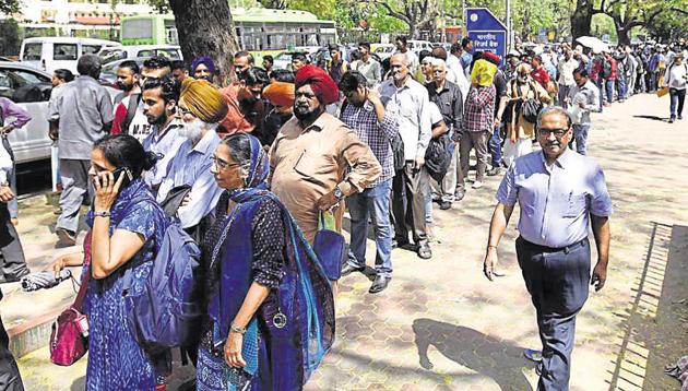 File photo of queues at the Reserve Bank of India office in New Delhi as the deadline for exchange of invalid notes by residents who were abroad during the cash ban nears.(HT)