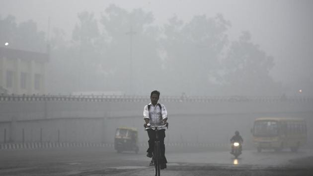 A cyclist pedals through heavy smog in New Delhi as air quality plummets. (Burhaan Kinu/HT Photo) A cyclist pedals through heavy smog in New Delhi as air quality plummets. (Burhaan Kinu/HT Photo)