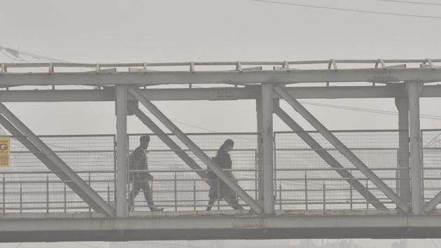 The air quality index value for Gurgaon rose to 494 on Thursday, against Wednesday’s 459. (Sanjeev Verma/HT Photo) The air quality index value for Gurgaon rose to 494 on Thursday, against Wednesday’s 459. (Sanjeev Verma/HT Photo)