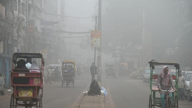 A homeless man sits on a road median amid heavy smog in New Delhi on November 8, 2017. (AFP Photo) A homeless man sits on a road median amid heavy smog in New Delhi on November 8, 2017. (AFP Photo)