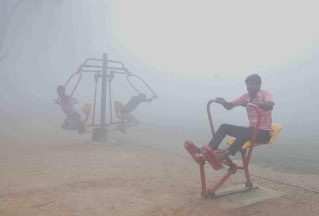 Visibility has taken a hit with smog engulfing major parts of Punjab and Haryana since Tuesday. (HT Photo)