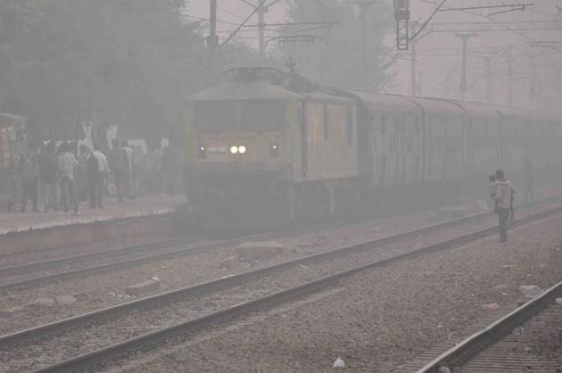 In Haryana, dense smog on National Highway-9 hit normal life. Long-distance trains from Bathinda to Delhi via Sirsa and Hisar ran late, while Haryana Roadways cancelled many early morning long-route buses to avoid accidents. (HT Photo)
