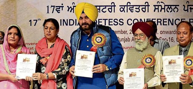 (From left) Programme convener Simrat Sumaira, Punjab Sahit Akademi president Sarabjit Kaur Sohal, minister Navjot Singh Sidhu, Punjab Arts Council chairman Surjit Patar and AIPC founder Lari Azad at the 17th All-India Poetess Conference at Punjab Kala Bhawan on Thursday. (SIKANDER SINGH/HT) (From left) Programme convener Simrat Sumaira, Punjab Sahit Akademi president Sarabjit Kaur Sohal, minister Navjot Singh Sidhu, Punjab Arts Council chairman Surjit Patar and AIPC founder Lari Azad at the 17th All-India Poetess Conference at Punjab Kala Bhawan on Thursday. (SIKANDER SINGH/HT)