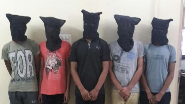 Bengaluru police arrest five-member of a chain snatchers gang who used to fly to south Indian cities from UP to rob women of their gold jewellery (HT Photo) Bengaluru police arrest five-member of a chain snatchers gang who used to fly to south Indian cities from UP to rob women of their gold jewellery (HT Photo)