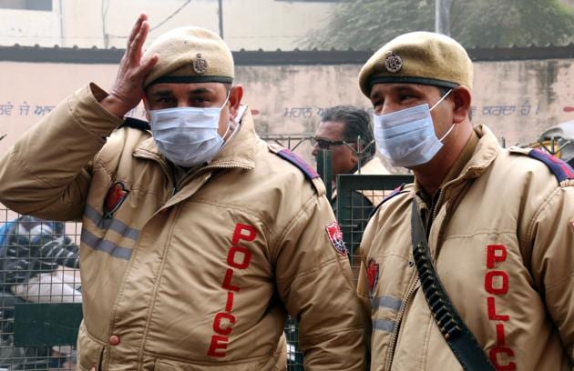 Policemen wearing masks amidst smog in Bathinda. (Sanjeev Kumar/HT)