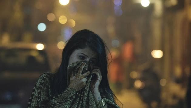 Toxic air containing smoke, soot, acid and other pollutants severely affect the skin by draining away moisture, which leads to allergies and pigmentation spots on the forehead and cheeks on dry and rough skin.(Raj K Raj/HT PHOTO)