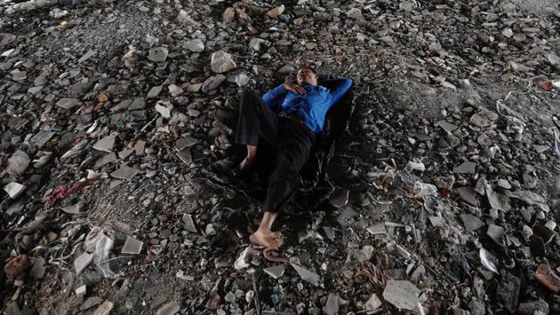 After a long day, a man sleeps on rubble under a flyover in Mumbai on November 7, 2017. (Danish Siddiqui / REUTERS)