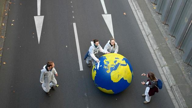 Demonstrators roll a giant globe through a street as they take part in a so-called Climate March against fossil-based energy like coal in Bonn, western Germany. (AFP Photo) Demonstrators roll a giant globe through a street as they take part in a so-called Climate March against fossil-based energy like coal in Bonn, western Germany. (AFP Photo)