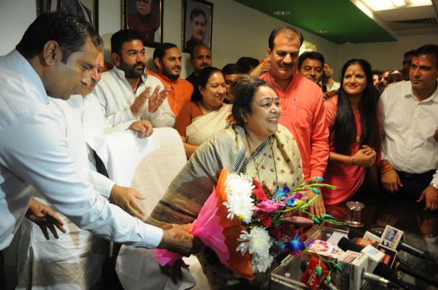 MCG Mayor Madhu Azad took charge of the civic body on Friday. (Parveen Kumar/HT PHOTO) MCG Mayor Madhu Azad took charge of the civic body on Friday. (Parveen Kumar/HT PHOTO)