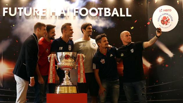 (L to R) John Johnson of Bengaluru FC, Bruno Filipe Tavares Pinheiro of FC Goa, Lucian Goian of Mumbai City FC, Henrique Sereno of Chennaiyin FC, Marcelo Leite Pereira of FC Pune City and Iain Hume of Kerala Blasters FC pose for a selfie.  (ISL / SPORTZPICS) 