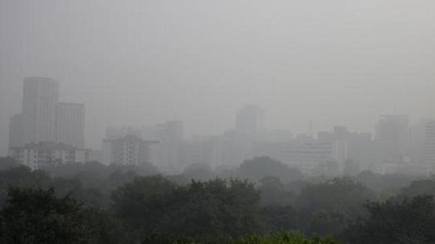 Air pollution in India's capital has hit hazardous levels, but the Delhi Half Marathon is going ahead regardless.(AP)