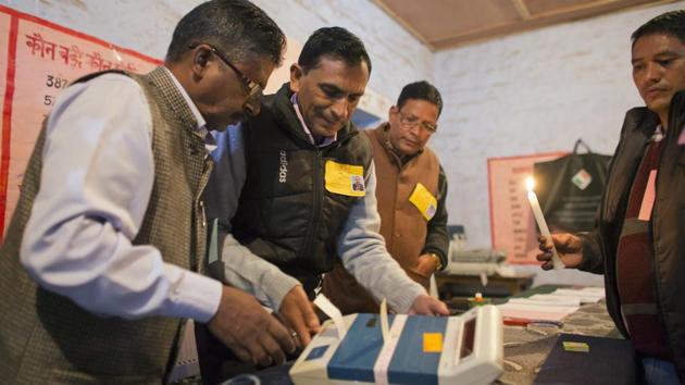 Election officials prepare an electronic voting machine at a polling station in Dharmsala, on Nov. 9, 2017. (AP) Election officials prepare an electronic voting machine at a polling station in Dharmsala, on Nov. 9, 2017. (AP)