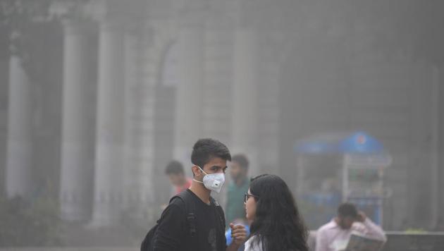Many Delhiites have taken to wearing face masks as pollution mounts in the national capital.(AFP photo)