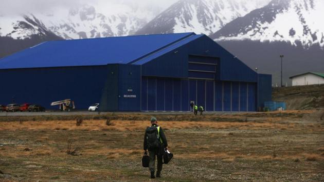 NASA’s Operation IceBridge project scientist John Sonntag walks to the hangar, following a long science flight, aboard NASA’s research aircraft in the Antarctic Peninsula region, on November 3, 2017. (Mario Tama / Getty Images / AFP)
