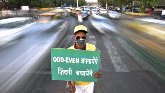 A civil defence volunteer promoting the second edition of odd-even scheme at ITO in New Delhi in April 2016. (Ravi Choudhary /HT File Photo) A civil defence volunteer promoting the second edition of odd-even scheme at ITO in New Delhi in April 2016. (Ravi Choudhary /HT File Photo)