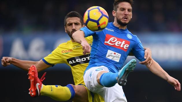 Napoli midfielder Jorge Luiz Frello Jorginho(R) fights for the ball with Chievo defender Nenad Tomovic during the Italian Serie A football match Chievo Verona Vs Napoli on November 5, 2017 at the 'Marcantonio Bentegodi' Stadium in Verona. (Marco Bertorello / AFP) Napoli midfielder Jorge Luiz Frello Jorginho(R) fights for the ball with Chievo defender Nenad Tomovic during the Italian Serie A football match Chievo Verona Vs Napoli on November 5, 2017 at the 'Marcantonio Bentegodi' Stadium in Verona. (Marco Bertorello / AFP)