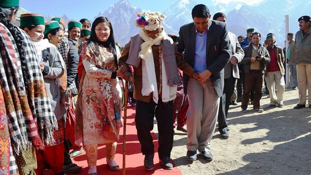 Independent India’s first voter Shyam Saran Negi (C), arrives to cast his ballot in the Himachal Pradesh state elections in Kalpa, on November 9, 2017. 100-year-old Shyam Saran Negi walked the red carpet to a polling booth in a remote Himalayan village to retain his record of voting in every Indian election since independence in 1947. (STR / AFP)