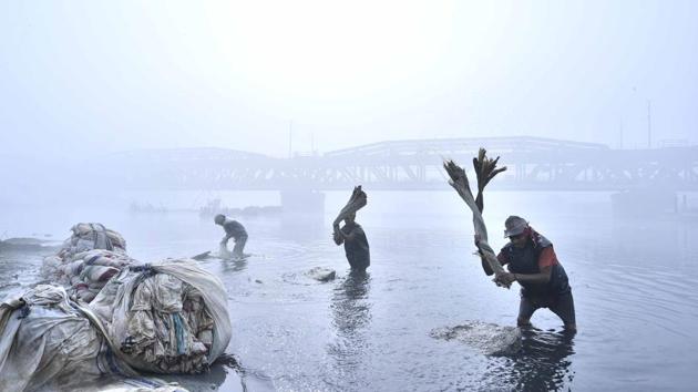 By the banks of the Yamuna in Delhi, visibility remained low as a choking blanket of smog enveloped the national capital this week, prompting authorities to announce closure of schools till Sunday and a four-fold hike in parking fees among other measures. (Arun Sharma / HT PHOTO)