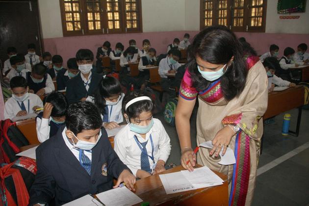 Students in a Haryana school wear attend classes wearing a mask. (Manoj DHaka/HT)