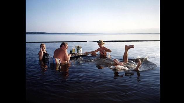 ‘Midsommar i Rättvik, de la série Landet Utom Sig, 1988’ (Midsummer in Rättvik, they left the country outside, 1988). (© Lars Tunbjörk / VU) ‘Midsommar i Rättvik, de la série Landet Utom Sig, 1988’ (Midsummer in Rättvik, they left the country outside, 1988). (© Lars Tunbjörk / VU)