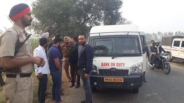 One of the seven accused shot at and injured a gunman who was in the cash van, and dragged all of the bank employees out of the van. (HT Photo) One of the seven accused shot at and injured a gunman who was in the cash van, and dragged all of the bank employees out of the van. (HT Photo)