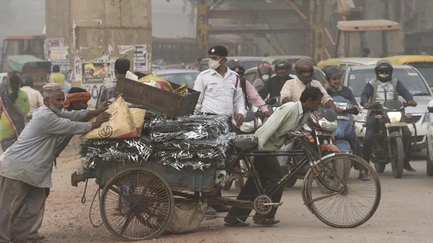 About 5, 700 traffic personnel in Delhi are on duty on the roads at any given point of time and the air pollution really hits them hard. Many hope that the odd-even drive will bring some respite to their situation. (Sanchit Khanna / HT Photo) About 5, 700 traffic personnel in Delhi are on duty on the roads at any given point of time and the air pollution really hits them hard. Many hope that the odd-even drive will bring some respite to their situation. (Sanchit Khanna / HT Photo)