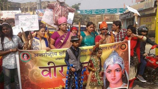 Members of International Kshatriya Veerangana Mahasabha staging a protest against Bhansali’s Padmavati at Lahurabeer intersection in Varanasi on Sunday.(HT Photo)