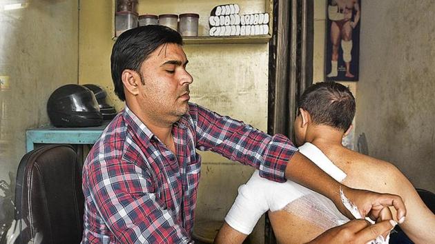 Satish Kumar Midda, known as Hari Pahalawan, at his clinic in Old Delhi.(Vipin Kumar/HT Photo)