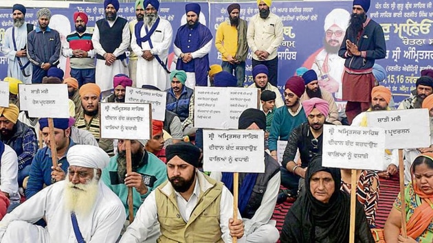 Supporters of Sikh preacher Ranjit Singh Dhadrianwale staging a protest against the cancellation of his three-day congregation in Amritsar on Saturday. (Sameer Sehgal/HT) Supporters of Sikh preacher Ranjit Singh Dhadrianwale staging a protest against the cancellation of his three-day congregation in Amritsar on Saturday. (Sameer Sehgal/HT)