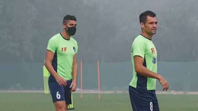 Some of the Delhi Dynamos players have been wearing masks during training to protect themselves from the hazardous levels of air pollution in the city. (Twitter/Delhi Dynamos) Some of the Delhi Dynamos players have been wearing masks during training to protect themselves from the hazardous levels of air pollution in the city. (Twitter/Delhi Dynamos)