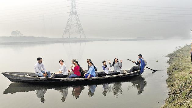 People guided by experts ride along the banks of Yamuna during the Delhi Walk Festival near Palla Village in New Delhi.(Sushil Kumar/HT PHOTO)