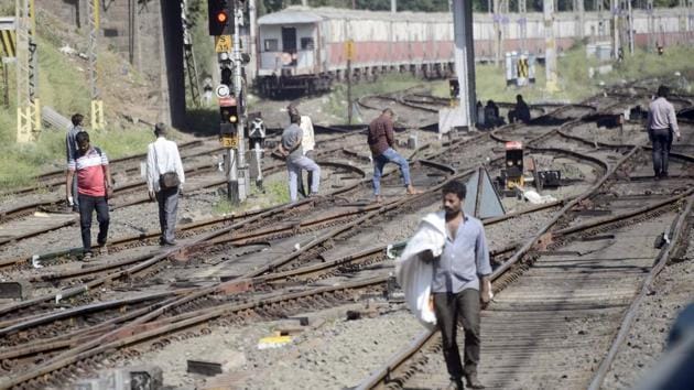 People crossing on the railway tracks at Pune Railway Station. (HT Photo) People crossing on the railway tracks at Pune Railway Station. (HT Photo)