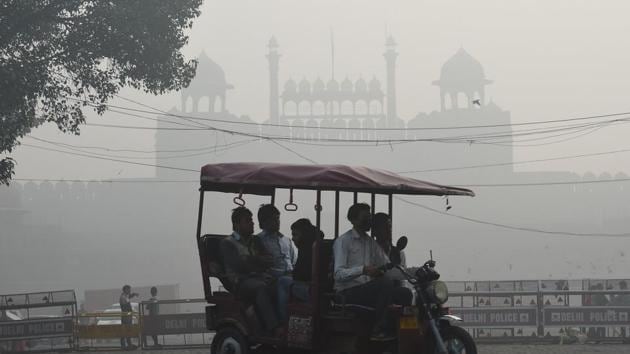 A battery run tricylce rickshaw passes by the Red Fort amid heavy smog in Delhi. Large swathes of India's northern states remained under dense smog that has forced residents to stay indoors. (AFP) A battery run tricylce rickshaw passes by the Red Fort amid heavy smog in Delhi. Large swathes of India's northern states remained under dense smog that has forced residents to stay indoors. (AFP)