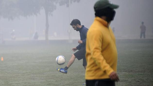 Health warning by doctors against indulging in sports and fitness activities early in the mornings seems to have had little effect on Noida residents who filled city parks on Sunday when the AQI value stood at 492. (Sunil Ghosh /HT Photo) Health warning by doctors against indulging in sports and fitness activities early in the mornings seems to have had little effect on Noida residents who filled city parks on Sunday when the AQI value stood at 492. (Sunil Ghosh /HT Photo)