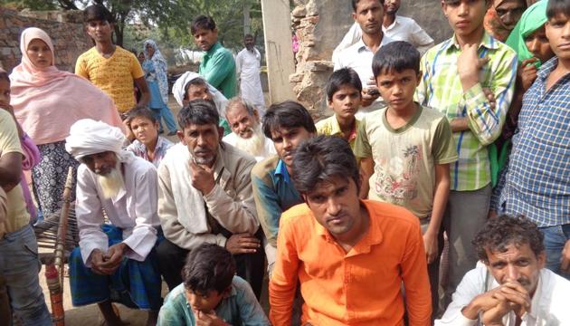 Deceased Ummar Mohammed’s brother Khurshid (in orange shirt) with other family members.(Deep Mukherjee/HT Photo)