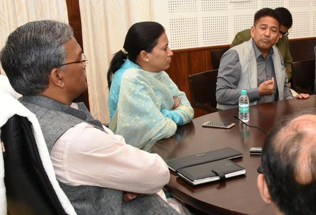 Maj Gen VPS Bhakuni, commandant of the army’s selection centre, (1st from R) interacts with chief minister TS Rawat in Dehradun on Monday. (HT Photo) Maj Gen VPS Bhakuni, commandant of the army’s selection centre, (1st from R) interacts with chief minister TS Rawat in Dehradun on Monday. (HT Photo)