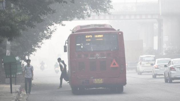 The government said in its petition on Monday that it would require 2500 more buses to accommodate 25 lakh extra passengers if two-wheelers are taken off the roads for odd-even scheme.(Sanchit Khanna / HT Photo)