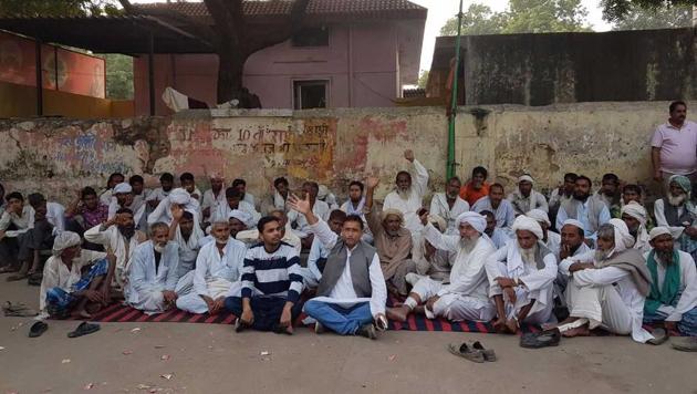 Meo community member stage a dharna outside the Rajiv Gandhi Government General Hospital against the alleged killing of Umar Khan by cow vigilantes.(HT Photo)