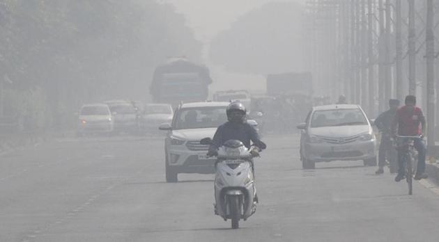 The smog will clear as rain is expected over the next 48 hours (HT Photo) The smog will clear as rain is expected over the next 48 hours (HT Photo)